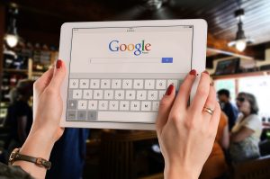 Google My Business te dará una visibilidad en la página de resultados sin ninguna comparación posible: casi la mitad de la página de resultados de búsqueda con la información relevante de tu empresa o negocio.