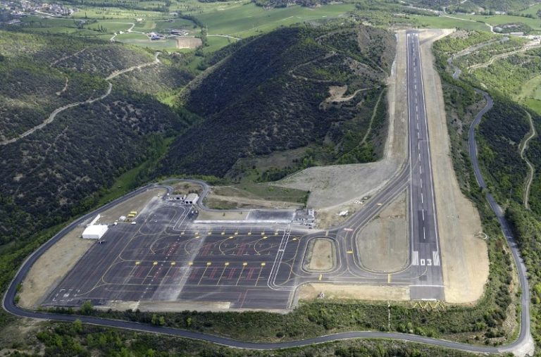 El embajador de España en Andorra, Àngel Ros, ha informado este martes de que el Aeropuerto Andorra - La Seu d'Urgell obtendrá esta primavera la homologación para operar con sistema GPS, y que en otoño llegarán los primeros vuelos comerciales regulares.Al participar en la lectura pública de 'El Quijote de la Mancha' en la Embajada por el día de Sant Jordi, ha declarado que ha hablado con directivos de la Agencia Estatal de Seguridad Aérea (Aesa) y que le han confirmado que las próximas semanas se realizarán pruebas reales de vuelos, el último paso antes de la homologación.