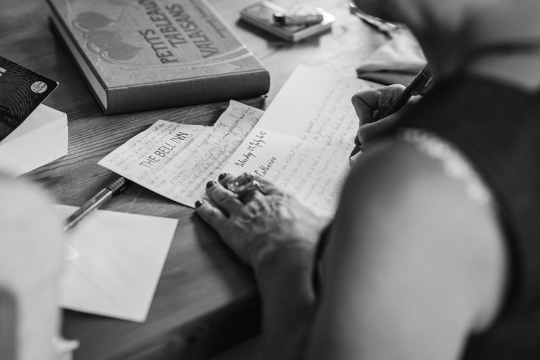 mente Reinvéntate con el nuevo coaching neurocaligráfico Otros títulos publicados en Libros Cúpula Este libro te ayudará a vivir sin miedos, a superar complejos y a erradicar creencias limitantes con tan solo 15 minutos diarios de ejercicios neurocaligráficos. Asimismo, te enseñará cómo entrenar a los tuyos (familiares, colaboradores, alumnos o empleados) para que obtengan estos mismos beneficios. Su autor, Joaquim Valls, es doctor, neuropsicólogo y coach neurocaligráfico. De joven padeció trastorno por déficit de atención e hiperactividad y todavía hoy es propenso al estrés y a la ansiedad. Incluso a los 37 años sufrió una profunda depresión que superó tras un año de ejercicios neurocaligráficos. Después de esa experiencia ideó la Programación Neurocaligráfica (método Kimmon), para ayudar a su hija, también aquejada de TDAH, y a todas las personas a vivir sin angustia de una manera fácil y cómoda y, sobre todo, sin recaídas. Con Manual-mente, en un máximo de 9 meses y tan solo 15 minutos diarios aprenderás a superar para siempre los miedos, los complejos y las creencias irracionales que te impiden vivir tranquilo y relajado, y llegar a ser la mejor versión de ti mismo, solo modificando tu escritura. Anímate, el cambio está en tu mano. «Este libro puede suponer todo un acontecimiento, ya que la programación neurocaligráfica está empezando a resultar una herramienta muy eficaz para coaches, profesores y padres.» Dr. Keith E. Webb, presidente de Active Results. «Quim Valls es un hiperactivo del aprendizaje y un entusiasta de la educación.» José Antonio Marina, filósofo y escritor. Joaquim Valls (Barcelona, 1959) es doctor, neuropsicólogo, economista, máster en Psicología infantil y juvenil, y máster en Sociedad del conocimiento y de la información. Es presidente del Instituto de Programación Neurocaligráfica, profesor universitario de Matemáticas y de Gestión del talento, y coach neurocaligráfico. Es el creador del método Kimmon para el desarrollo de la inteligencia emocional y cocreador, junto a la maestra Marta Melgar, del método Kimmel para la enseñanza de la lecto-escritura y de la inteligencia emocional en la escuela. Es autor de diez libros de desarrollo personal y ha sido objeto de dos contras de La Van - guardia, habiendo sido escogida la primera de ellas entre Las Grandes Contras sobre la búsqueda de la felicidad (Alienta, 2012). Ha sido guionista y copresentador del espacio «Buena letra y buena vida» en Para todos la 2 y director y copresentador del programa Escuela de vida en Radio Nacional de España en Cataluña. DR. JOAQUIM VALLS PVP 16,95 € 10232186 @libroscupula www.libroscupula.com www.planetadelibros.com 15 x 23 cm. RÚSTICA CON SOLAPAS SELLO Libros Cúpula COLECCIÓN FORMATO SERVICIO CARACTERÍSTICAS IMPRESIÓN 4 / 0 PAPEL PLASTIFICADO UVI RELIEVE BAJORRELIEVE STAMPING MATE FORRO TAPA GUARDAS DISEÑO EDICIÓN 29-01-2019 Lyda PRUEBA DIGITAL VÁLIDA COMO PRUEBA DE COLOR EXCEPTO TINTAS DIRECTAS, STAMPINGS, ETC. Diseño de cubierta: Planeta Arte & Diseño Fotografía de autor: © Montse Bernard DR. JOAQUIM VALLS 9 788448 025311 14mm TR 230mm 100 150 150 100 DR. JOAQUIM VALLS Reinvéntate con el nuevo coaching neurocaligráfico MANUALMENTE.indd 3 29/1/19 16:29 No se permite la reproducción total o parcial de este libro, ni su incorporación a un sistema informático, ni su transmisión en cualquier forma o por cualquier medio, sea éste electrónico, mecánico, por fotocopia, por grabación u otros métodos, sin el permiso previo y por escrito del editor. La infracción de los derechos mencionados puede ser constitutiva de delito contra la propiedad intelectual (Art. 270 y siguientes del Código Penal). Diríjase a CEDRO (Centro Español de Derechos Reprográficos) si necesita fotocopiar o escanear algún fragmento de esta obra. Puede contactar con CEDRO a través de la web www.conlicencia.com o por teléfono en el 91 702 19 70 / 93 272 04 47. © del texto y las imágenes: Joaquim Valls, 2019 Diseño de cubierta: Planeta Arte & Diseño Nos hemos esforzado por confirmar y contactar con la fuente y/o el poseedor del copyright de cada foto y la editorial pide disculpas si se ha producido algún error no premeditado u omisión, en cuyo caso se corregiría en futuras ediciones de este libro. Primera edición: marzo de 2019 © Editorial Planeta, S. A., 2019 Av. Diagonal, 662-664, 08034 Barcelona (España) Libros Cúpula es marca registrada por Editorial Planeta, S. A. Este libro se comercializa bajo el sello Libros Cúpula www.planetadelibros.com ISBN: 978-84-480-2531-1 Depósito legal: B. 24.799-2018 Impreso en España – Printed in Spain El papel utilizado para la impresión de este libro es cien por cien libre de cloro y está calificado como papel ecológico. MANUALMENTE.indd 4 29/1/19 16:29 5 ÍNDICE Prólogo. . . . . . . . . . . . . . . . . . . . . . . . . . . . . . . . . . . . . . . . . . . . . . . . . . . . . 11 Epílogo. Y se hizo la luz . . . . . . . . . . . . . . . . . . . . . . . . . . . . . . . . . . . . . . 13 El fin crea los medios . . . . . . . . . . . . . . . . . . . . . . . . . . . . . . . . . . . . . . . . 14 Manual del coaching neurocaligráfico. . . . . . . . . . . . . . . . . . . . . . . . . 16 Una idea feliz . . . . . . . . . . . . . . . . . . . . . . . . . . . . . . . . . . . . . . . . . . . . . . . 18 Final-mente. . . . . . . . . . . . . . . . . . . . . . . . . . . . . . . . . . . . . . . . . . . . . . . . . 20 PRIMERA PARTE DIVINA-MENTE: LA MAGIA DE UNA NUEVA HERRAMIENTA DE COACHING: LA PROGRAMACIÓN NEUROCALIGRÁFICA 1. APRENDICES DE DEMIURGOS ¿CÓMO CAMBIAR LA MENTE PARA CAMBIAR LA VIDA?. . . . . . . . . . . . . . . . . . 25 No seas razonable: sé inconsciente . . . . . . . . . . . . . . . . . . . . . . . . . . . 26 Memoria y aprendizaje . . . . . . . . . . . . . . . . . . . . . . . . . . . . . . . . . . . . . . 28 Educar el inconsciente. . . . . . . . . . . . . . . . . . . . . . . . . . . . . . . . . . . . . . . 30 Más allá del inconsciente freudiano: el nuevo inconsciente . . . . . 32 El «plan renove» del nuevo inconsciente . . . . . . . . . . . . . . . . . . . . . . 34 El Pecado Original. . . . . . . . . . . . . . . . . . . . . . . . . . . . . . . . . . . . . . . . . . . 36 No todos podemos ser Einstein… . . . . . . . . . . . . . . . . . . . . . . . . . . . . . 38 ... Pero sí fueras de serie en aquello que nos apasione . . . . . . . . . . 40 2. EL LIBRO DEL GÉNESIS ¿CÓMO NACIÓ LA PNC?. . . . . . . . 43 El hábito hace al hombre. . . . . . . . . . . . . . . . . . . . . . . . . . . . . . . . . . . . . 44 La mente en que habito. . . . . . . . . . . . . . . . . . . . . . . . . . . . . . . . . . . . . . 46 En el principio era el verbo. . . . . . . . . . . . . . . . . . . . . . . . . . . . . . . . . . . 49 Somos lo que pensamos y somos lo que nos decimos . . . . . . . . . . 51 Programación neurolingüística . . . . . . . . . . . . . . . . . . . . . . . . . . . . . . . . 52 MANUALMENTE.indd 5 29/1/19 16:29 6 MANUAL-MENTE De la programación neurolingüística a la programación neurocaligráfica. . . . . . . . . . . . . . . . . . . . . . . . . . . . . . . . . . . . . . . . . . . 54 Reeducar la memoria . . . . . . . . . . . . . . . . . . . . . . . . . . . . . . . . . . . . . . . . 56 La letra como ventana del inconsciente . . . . . . . . . . . . . . . . . . . . . . . 58 De la hipótesis a la tesis. . . . . . . . . . . . . . . . . . . . . . . . . . . . . . . . . . . . . . 60 Maravillosa-mente. . . . . . . . . . . . . . . . . . . . . . . . . . . . . . . . . . . . . . . . . . . 62 3. LA SANTÍSIMA TRINIDAD ¿CUÁLES SON LAS TRES BASES CIENTÍFICAS DE LA PNC?. . . . . . . . . . . . . . . . . . . . . . 63 El misterio de la Santísima Trinidad . . . . . . . . . . . . . . . . . . . . . . . . . . . 64 «El Padre»: La psicología positiva . . . . . . . . . . . . . . . . . . . . . . . . . . . . . 66 La psicología positiva . . . . . . . . . . . . . . . . . . . . . . . . . . . . . . . . . . . . . . . . 67 Educar la atención. . . . . . . . . . . . . . . . . . . . . . . . . . . . . . . . . . . . . . . . . . . 69 Escritura y atención . . . . . . . . . . . . . . . . . . . . . . . . . . . . . . . . . . . . . . . . . 71 «El Hijo»: La grafotransformación . . . . . . . . . . . . . . . . . . . . . . . . . . . . . 72 La grafotransformación . . . . . . . . . . . . . . . . . . . . . . . . . . . . . . . . . . . . . . 73 ¿Transformando la escritura se puede mejorar la vida?. . . . . . . . . . 75 La programación neurocaligráfica y la eficaz reeducación del inconsciente. . . . . . . . . . . . . . . . . . . . . . . . . . . . . . . . . . . . . . . . . . 77 Pensar, sentir... y actuar. . . . . . . . . . . . . . . . . . . . . . . . . . . . . . . . . . . . . . . 79 «Y el Espíritu Santo»: La autosugestión. . . . . . . . . . . . . . . . . . . . . . . . 81 La autosugestión . . . . . . . . . . . . . . . . . . . . . . . . . . . . . . . . . . . . . . . . . . . . 82 Sana tu mente, sana tu vida . . . . . . . . . . . . . . . . . . . . . . . . . . . . . . . . . . 84 4. SAGRADAS ESCRITURAS ¿CÓMO ESCRIBEN LAS PERSONAS DE VIDA PLENA? . . . . . . . . . . . . . . . . . . . . . 89 ¿Tienen una caligrafía común las personas de vida plena?. . . . . . . 90 Retrato robot de la manera de ser de la gente de vida plena . . . . 93 MANUALMENTE.indd 6 29/1/19 16:29 7 SEGUNDA PARTE CALIGRÁFICA-MENTE: EL COACHING NEUROCALIGRÁFICO EN LA PRÁCTICA 5. VA DE LETRAS ¿CÓMO ANALIZAR LA CALIGRAFÍA PARA TRANSFORMAR VIDAS? . . . . . . . . . . . . . . . . . . . . . . . 97 Dime cómo firmas y te diré cómo eres. . . . . . . . . . . . . . . . . . . . . . . . 98 La firma, el efecto Pigmalión y el coaching . . . . . . . . . . . . . . . . . . . . 118 Las firmas de José Mourinho y Pep Guardiola, y el efecto Pigmalión . . . . . . . . . . . . . . . . . . . . . . . . . . . . . . . . . . . . . 121 La letra es el espejo público del alma . . . . . . . . . . . . . . . . . . . . . . . . . 123 Al pie de la letra . . . . . . . . . . . . . . . . . . . . . . . . . . . . . . . . . . . . . . . . . . . . 160 6. LETRAS DE CAMBIO ¿QUÉ ES EL COACHING NEUROCALIGRÁFICO?. . . . . . . . . . . . . . . . . . . . . . . . . . . . . . 175 Coaching con PNC avant la lettre . . . . . . . . . . . . . . . . . . . . . . . . . . . . 176 Cómo llevar a cabo los ejercicios neurocaligráficos. . . . . . . . . . . . . 188 Cómo mejorar el autoconcepto con la PNC . . . . . . . . . . . . . . . . . . . 190 Cómo hacer el seguimiento diario y semanal de tu cliente entre dos sesiones . . . . . . . . . . . . . . . . . . . . . . . . . . . . . . . . . . . . . . . . 193 Cómo llevar a cabo cada una de las siguientes nueve sesiones mensuales de PNC . . . . . . . . . . . . . . . . . . . . . . . . . . . . . . . 195 Cómo mejorar el optimismo de tu cliente con la PNC. . . . . . . . . . 198 Cómo mejorar la perseverancia con la PNC. . . . . . . . . . . . . . . . . . . . 203 Cómo mejorar la gestión emocional con la PNC . . . . . . . . . . . . . . . 207 Cómo mejorar la extraversión con la PNC . . . . . . . . . . . . . . . . . . . . . 211 Cómo mejorar la empatía con la PNC . . . . . . . . . . . . . . . . . . . . . . . . . 215 Cómo mejorar la paciencia de tu cliente con la PNC . . . . . . . . . . . 219 Cómo mejorar la proactividad (iniciativa) con la PNC . . . . . . . . . . . 222 Cómo mejorar la gratitud con la PNC . . . . . . . . . . . . . . . . . . . . . . . . . 227 Última sesión . . . . . . . . . . . . . . . . . . . . . . . . . . . . . . . . . . . . . . . . . . . . . . . 230 ÍNDICE MANUALMENTE.indd 7 29/1/19 16:29 8 MANUAL-MENTE 7. LA BUENA LETRA ¿HACIA UNA NUEVA CALIGRAFÍA PARA UN NUEVO SISTEMA EDUCATIVO?. . . . . . . . . . . . . . 231 Hacia un nuevo sistema educativo . . . . . . . . . . . . . . . . . . . . . . . . . . . . 232 La nueva ocurrencia del sistema educativo finlandés: ¿un paso adelante? . . . . . . . . . . . . . . . . . . . . . . . . . . . . . . . . . . . . . . . 234 Buena letra y buena mente. . . . . . . . . . . . . . . . . . . . . . . . . . . . . . . . . . . 236 Una reducción al absurdo . . . . . . . . . . . . . . . . . . . . . . . . . . . . . . . . . . . . 238 Pero ¿tú ligas o no ligas? . . . . . . . . . . . . . . . . . . . . . . . . . . . . . . . . . . . . . 240 La letra de imprenta con sangre entra . . . . . . . . . . . . . . . . . . . . . . . . . 244 Análisis grafológico de la caligrafía actual . . . . . . . . . . . . . . . . . . . . . 247 Retrato robot de los niños y las niñas educados con la caligrafía actual . . . . . . . . . . . . . . . . . . . . . . . . . . . . . . . . . . . . . . . . . . 251 La importancia de la PNC en aras de un nuevo sistema educativo. . . . . . . . . . . . . . . . . . . . . . . . . . . . . . . . . . . . . . . . . . . . . . . . 253 Una nueva caligrafía para un nuevo sistema educativo. . . . . . . . . . 255 Agradecimientos . . . . . . . . . . . . . . . . . . . . . . . . . . . . . . . . . . . . . . . . . . . . 259 MANUALMENTE.indd 8 29/1/19 16:29 «El cerebro no es un puesto de mando rígido ni centralizado. Es plástico, cambia con el curso de la vida, se deja modelar por la experiencia y también se repara. Precisamente, porque el cerebro no está totalmente hecho, debemos preocuparnos por qué hacer con esta plasticidad, con esta disponibilidad.» Catherine Malabou Aprendices de demiurgos ¿Cómo cambiar la mente para cambiar la vida? CAPÍTULO 1 MANUALMENTE.indd 25 29/1/19 16:29 26 Cruza los brazos sobre tu pecho. Mírate las manos. Fíjate en cómo han quedado. Descruza los brazos y crúzalos otra vez, pero procurando que las manos queden ahora al revés. Te ha resultado un poco más complicado. Lo has tenido que pensar. Estás incómodo. No estás habituado a hacerlo de esta manera. La primera vez que has cruzado los brazos lo has hecho automáticamente, inconscientemente. Para hacerlo al revés lo has tenido que meditar, has debido llevarlo a cabo de forma consciente. Si durante todo el proceso anterior hubiésemos analizado tu actividad cerebral, habríamos constatado un fenómeno que descubrió el neurólogo Larry Squire a principios de los noventa del siglo pasado: mientras cruzaste tus brazos como siempre, se activaron los ganglios basales; en cambio, cuando lo tuviste que hacer al revés, y te viste obligado a meditarlo, empleaste la corteza cerebral. Ello es debido a que, cuando iniciamos una actividad, el aprendizaje acapara las estructuras más evolucionadas de nuestro cerebro situadas en la periferia del cráneo, pero a medida que las reiteramos y rutinizamos, estas van perdiendo protagonismo, hasta que al final ya somos capaces de llevarlas a cabo con «el piloto automático». Quien nos guía inconscientemente No seas razonable: sé inconsciente «La locura, a veces, no es otra cosa que la razón presentada bajo diferente forma.» Johann Wolfgang von Goethe MANUALMENTE.indd 26 29/1/19 16:29 27 Aprendices de demiurgos son los ganglios basales. ¡Qué sabio es el lenguaje cuando describe la habituación a una tarea como ¡interiorización!, porque está describiendo exactamente lo que sucede dentro de nuestra mente. Aprendemos a conducir o mecanografía, por ejemplo, empleando el neocórtex, pero cuando llevamos unos miles de kilómetros al volante o cuando ya hemos tecleado centenares de palabras, en realidad, dirigimos el coche o escribimos de forma rutinaria con los ganglios basales, que son los responsables últimos de nuestros hábitos. Los ganglios basales son nuestra piedra filosofal capaz de transformar el plomo de nuestras tediosas horas iniciales de aprendizaje en el oro de nuestros saberes, de nuestras competencias e incluso de nuestras intuiciones. Imagina ahora que acudes a una conferencia que dicta un gurú internacional y descubres que, si quieres tener éxito en la vida, o ser feliz, o atraer la fortuna, debes cruzar los brazos justo al contrario de como lo haces ahora. Al terminar el acto regresas a tu casa con el firme propósito de transformar el destino de tu existencia. Es fácil: basta con un pequeño cambio. ¿Lo conseguirás? Lo más probable es que no. Mientras seas consciente, cruzarás los brazos como te han recomendado hacerlo. Sin embargo, pronto se impondrá la ley gravitatoria del hábito y en cuanto te descuides volverás a tu antigua costumbre. Es así casi siempre, y aunque hayas leído en infinidad de libros de autoayuda la manida frase atribuida a Einstein de que «si sigues haciendo lo mismo en la vida es absurdo esperar obtener resultados distintos», difícilmente cambiarás. Pero no está todo perdido. Si te entrenaras a hacerlo al revés, reiterando el ejercicio una y otra vez, podrías conseguirlo. Ahora bien, sin un adiestramiento repetitivo no lo lograrás nunca. MANUALMENTE.indd 27 29/1/19 16:29 28 Según el gran neurólogo portugués Antonio Damasio, el proceso de formación de la memoria es inconsciente. En neurología, en estos casos, se habla de aprendizaje implícito. No obstante, se acepta universalmente, que hay aprendizaje inconsciente en la medida en que, como ocurre con nuestro idioma materno, aprendemos las difíciles reglas gramaticales sin haber tomado conciencia del proceso. Los pedagogos suelen distinguir entre memoria y aprendizaje. La primera se relega a una inteligencia plebeya y la segunda se relaciona con una sabiduría noble. En este sentido, como ya expliqué en mi anterior libro, Genial mente, Andrea Gómez, profesora de la Universidad Nacional Autónoma de México, afirma que «para lograr los mejores resultados, sobre todo a nivel escolar, hay que evitar la técnica de la repetición». Y añade: «Aunque existe una estrecha relación en el hecho de que un niño tenga buena memoria con el grado de inteligencia, no hablamos de lo mismo. La memoria sirve para almacenar información, mientras que la inteligencia es de utilidad para identificar situaciones y resolverlas». Este tópico, aparte de no sostenerse empíricamente, ha devenido perverso para el sistema educativo actual. Memoria y aprendizaje «La memoria es el centinela del cerebro.» William Shakespeare MANUALMENTE.indd 28 29/1/19 16:29 29 Aprendices de demiurgos En este sentido, si analizamos sin prejuicios cómo aprendemos los seres humanos de pequeños (etapa en la que somos «esponjas» de conocimiento) veremos que los niños entre uno y dos años cuentan con al menos tres recursos esenciales para desarrollar su inteligencia que desmienten el discurso de la profesora mexicana: la imitación, el ensayo-error y la repetición. Cualquier actividad con sus padres, como un juego o la lectura de un cuento, se convierte en una oportunidad para adquirir conocimientos y competencias sin necesidad de entender lo que realmente hacen. El niño aprende por emulación y refuerza lo aprendido con la reiteración. De forma innata sabe que para desarrollar destrezas necesita practicar. Lo curioso es que el niño disfruta repitiendo un juego, componiendo un puzle diversas veces o escuchando el mismo cuento. MANUALMENTE.indd 29 29/1/19 16:29 30 En cambio, la citada profesora opina que «cuando se obliga a un niño a memorizar, por ejemplo, una lección, es posible que la retenga en su memoria a corto plazo, no obstante, la olvidará con el paso de los días». Insisto, se trata de un mito erróneo y pernicioso. La realidad, aunque antiintuitiva, es bien distinta. Y por si hubiera dudas, el extraordinario matemático y filósofo Alfred North Whitehead lo deja muy claro: «Un tópico tremendamente erróneo, repetido en todos los cuadernos de ejercicios y por personas eminentes en sus discursos, es el de que debemos cultivar el hábito de pensar en lo que estamos haciendo. Pues se trata precisamente de lo contrario. La civilización avanza ampliando el número de operaciones que podemos realizar sin pensar en ellas». Hoy en día ya no se sostiene la equiparación de la memoria humana con un disco duro de ordenador que solo almacena información. Los conceptos de memoria y aprendizaje son prácticamente sinónimos, y existe tal vez tan solo un desfase temporal entre ambos. Así, la eficiencia del proceso anteriormente descrito de manipulación y recuperación de lo aprendido vinculado indisolublemente a la memoria marcará nuestra capacidad de aprendizaje y condicionará nuestro coeficiente Educar el inconsciente «Nuestra mente está tan bien equipada que nos da los fundamentos para producir pensamientos, sin necesidad de tener ni el más mínimo conocimiento de cómo es el trabajo de elaboración de estas ideas. Solo somos conscientes de los resultados. Esta mente inconsciente es como un ser desconocido que crea y produce cosas dentro de nosotros, y que, finalmente, nos deja en las manos los frutos maduros de su trabajo.» Wihem Wundt MANUALMENTE.indd 30 29/1/19 16:29 31 Aprendices de demiurgos intelectual, que, lejos de ser un dato objetivo, deviene solo una instantánea del eventual momento en el que realicemos un determinado test. Esto de nuevo es una noticia muy optimista, porque no solo nos permite ir aumentando paulatinamente nuestra inteligencia (que ya de por sí es fantástico) sino que, además, nos posibilita enfocarla hacia nuestros dones innatos, nuestros valores más íntimos y nuestros objetivos personales e intransferibles a corto, medio y largo plazo. De esta forma, nuestro cerebro puede con el tiempo autodiseñarse. MANUALMENTE.indd 31 29/1/19 16:29 32 En el extraordinario libro del psicólogo, y flamante premio Nobel, Daniel Kahneman Pensar rápido, pensar despacio (Debolsillo, 2013) se identifica el «pensar rápido» con la inteligencia inconsciente, en el sentido de automática, o Sistema 1, y el «pensar lento» con la inteligencia racional o Sistema 2. Pues bien, el 90 % de nuestras acciones las realizamos de la primera manera. El Sistema 1 de Kahneman poco tiene que ver con el concepto de inconsciente de Freud, a quien nadie le puede negar el mérito de haber hablado por primera vez de la dualidad de la mente humana. Por eso los neurólogos actuales prefieren hablar de nuevo inconsciente (NI), que según las funciones que lleva a cabo puede subdividirse en: 1. Inconsciente motor: se encarga de dirigir nuestros movimientos a través de programas instintivos o aprendidos. 2. Inconsciente emocional: donde se originan nuestros sentimientos. 3. Inconsciente cognitivo: incluye los procesos de memoria implícita y también el sistema de creencias. Más allá del inconsciente freudiano: el nuevo inconsciente «Nosotros, la gente de a pie, siempre habíamos pensado que el inconsciente era algo muy útil para las pequeñas cosas pero que, para las cosas más complejas, era necesaria la conciencia. Nunca se nos ocurrió que, solamente con el inconsciente, pudiéramos llevar a cabo procesos cognitivos complejos. ¡Es una revolución! ¡Y no estoy seguro de que la gente de la calle sea realmente consciente de eso!» Eduard Punset MANUALMENTE.indd 32 29/1/19 16:29 33 Aprendices de demiurgos El NI está constituido por estructuras mentales activas de base neuronal que tienen un componente genético (o instintivo) y un componente adquirido por repetición de experiencias (o costumbres). Este último posee las características de un hábito (automático y aprendido) y, por lo tanto, solo se pueden sustituir a través del entrenamiento y gracias a la reiteración. Cada vez que automatizamos un procedimiento estamos modificando o ampliando nuestro NI. En resumen, nuestro NI está formado por nuestros hábitos adecuados o no, por nuestros esquemas mentales funcionales o disfuncionales, y por nuestras creencias sobre nosotros mismos acertadas o limitantes. MANUALMENTE.indd 33 29/1/19 16:29