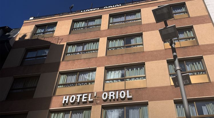 L’Hotel Oriol d’Escaldes s’incorporarà al grup Acta Hotels, del qual ja forma part des de fa molts anys l’Art Hotel, al carrer Prat de la Creu d’Andorra la Vella. Els empresaris catalans Albert i Josep Maria Camí Matesanz lideren l’operació per reconvertir l’establiment de la plaça Coprínceps. Una vegada completada l’operació de compra-venda de l’immoble -excepte la planta baixa-, l’hotel de dues estrelles ha deixat d’operar, sense perdre, és clar, cap llicència de funcionament, per poder ser reformat.