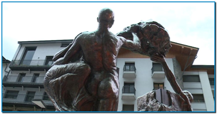 Desvelada l’escultura que l’artista Ángel Calvente ha construït davant de l’entrada de l’edifici Embassy al bell mig de l’avinguda Meritxell.