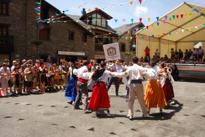 L’any 1969 el Jovent d’Ordino va proposar al Quart tras­lladar els tres dies de festa que es feien per Sant Corneli i Sant Cebrià, el 16 de setembre, data en què se celebra la Festa Major del poble d’Ordino, al primer cap de setmana de juliol coincidint amb les festes del Roser.