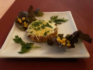 Restaurant El Cresper Tapas Bar Kotleta de pollo con queso gratinado – Con esta receta vas a sorprender a tus invitados, ya que les presentaras un exquisito gratén de tiras de pollo con una suave bechamel bajo una crujiente y deliciosa capa de queso fundido. Sin duda, las pechugas de pollo con queso gratinado serán todo un éxito.