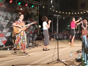 Magnífica actuació de Maruja Limón Nit a Gràcia / BCN #escaldesengordany #Escaldes #colorsdemusica #andorra @maruja.limon Sota l’esperit multicultural del barri, Maruja Limón porta influències musicals que transiten entre els ritmes llatins, la música mediterrània i el pop