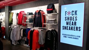 Wanna Sneakers, la cadena de tiendas de moda deportiva que auspicia la central de compras Base Detall Sport, acaba de iniciar su expansión internacional desembarcando en Andorra de la mano del socio de dicha central, el propietario de Base Olympia Sport. Como ya apuntaba CMDsport a través de esta web a principios del pasado mes de julio, la cadena de tiendas de moda deportiva que impulsa la central de compras y servicios, Base Detall Sport, acaba de hacer efectivo aquel desembarco en Andorra anunciado. El nuevo establecimiento ha sido abierto por el socio de la enseña, Olympia Sports.  El nuevo estavblecimiento, de 90 metros cuadrados, está en el centro comercial Olympia Centre del Pas de la casa. 