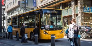 La línia interurbana d Andorra al Pas de la Casa torna avui a l’horari habitual la primera sortida és a les 6 15 hores i l’última a les 21 20 que el bus ja no passi pel centre d’Escaldes és un problema