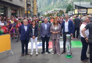 El cap de Govern, Xavier Espot, i la cònsol major d'Andorra la Vella han inaugurat la 9a etapa de @lavuelta, que es fa íntegrament en territori andorrà. Els ministres Canals i Filloy i l'ambaixador d'Espanya també s'han acostat a donar suport als esportistes