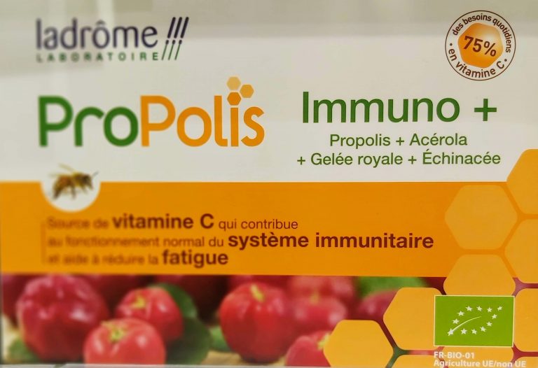Les Bienfaits des Ampoules Immuno+ concentre les bienfaits de la nature en associant la propolis et la gelée royale, ingrédients précieux issus de la ruche, avec de l’extrait et du jus de plante fraîche d’échinacée pourpre. Il contient également de l’acérola, source de vitamine C naturelle qui favorise le bon fonctionnement des défenses immunitaires. Une ampoule d’IMMUNO+ apporte 75 % des besoins quotidiens en vitamine C.