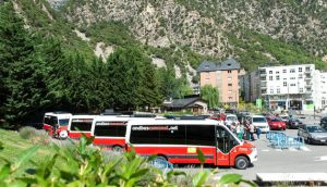 Els vehicles tenen uns destacats colors blanc i vermell. ANDORRA LA VELLA Actualitzada 01/09/2019 a les 06:50Avui s’inicia el nou servei d’autobús comunal d’Andorra la Vella amb la nova flota de sis vehicles i a un preu del bitllet senzill de 10 cèntims. Els autobusos estan equipats amb totes les necessitats, com ara wifi o bé desfibril·ladors. El servei oferirà tres línies diferents: la Margineda (LM), Serradells (LS) i Ciutat de Valls (LV).