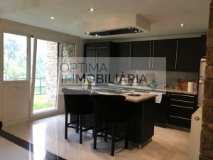 Òptima Immobiliària compra venda de casa unifamiliar situada a la Cortinada ORDINO orientació Sud-est altitud 1.350 m. Construcció de ciment armat folrada de pedra i fusta