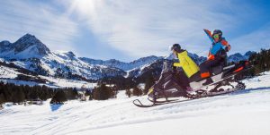 El Museu Carmen Thyssen Andorra presenta ““Influencers”en el arte. De Van Goyen al “Pop Art””, la cuarta exposición que alojará la pinacoteca a partir de octubre 2019 hasta setiembre de 2020. En total, la muestra contará con 27 obras, tres de las cuales son esculturas, de épocas y estilos diferentes que se interrelacionan gracias al potencial influenciador que los artistas, voluntariamente o no, han tenido a lo largo de la historia del arte. Algunas obras en concreto, y el arte en general, generan un fuerte impacto sobre nuestra percepción de la vida, que va hasta más allá del ámbito cultural, se convierten a lo largo de la historia como fuente de inspiración de nuevas creaciones. Esto sucede en la obra de los artistas más contemporáneos, que se inspiran en unas influencias concretas para crear y desarrollar su propio estilo pictórico. Partiendo de esta base, los artistas de la exposición actual, de gran prestigio, como Jan Josefsz Van Goyen o Auguste Rodin, entre otros, nos muestran su herencia artística y al mismo tiempo su influencia, hacia un nuevo legado creando una fuerte conexión entre presente, pasado y futuro. Influencers busca ser muestra de este parentesco entre plasticidades y va más allá de la primera impresión, para relacionar obras de diferentes épocas desde una visión actual e inesperada.