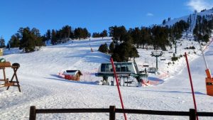 Andorra es un país donde la inversión inmobiliaria esta fomentada por sus dirigentes, hay muchas oportunidades muy interesantes. Antes de embarcarse en un proyecto de compra o de residencia fiscal en Andorra, conviene conocer el conjunto de normas que regulan el sector, el conjunto de documentos administrativos estando en catalán. Aquí tiene clasificados los elementos imprescindibles sobre la fiscalidad y los impuestos en Andorra. Los diferentes impuestos y tasas en Andorra En Andorra, los principales impuestos relacionados con la residencia y el hábitat que las personas y empresas deben de pagar son los siguientes. El impuesto sobre la renta de las personas físicas (IRPF) El IRPF, impuesto sobre la renta de las personas físicas instaladas en Andorra, ha sido introducido en la fiscalidad andorrana en 2015 y constituye uno de los impuestos principales en Andorra. Está calculado sobre la renta que toda persona física es susceptible de generar, y particularmente : la renta de una profesión o una actividad correspondiente a la suma de la remuneración, salarios y primas; la renta relacionada a la explotación de bienes inmuebles, principalmente propiedades en alquiler; la renta proviniendo de ciertas actividades como las actividades comerciales, profesionales o todavía de administración; la renta derivada de los bienes y derechos mobiliarios así como los intereses bancarios. No entran en el IRPF : las adquisiciones a título gratuito (herencias, donaciones) y la renta proviniendo de la cesión de bienes inmuebles. Según la fiscalidad andorrana, este impuesto está limitado a 10%. Es nulo por debajo de la acumulación de 24 000€ de renta por año, y su índice aplicado es de 5% por la renta comprendida entre 24 000€ y 40 000€ por año. Finalmente, las personas sometidas al IRPF son la siguientes : las que residan en Andorra durante más de 183 días durante el año natural; las personas ejerciendo una actividad económica en el Principado, o que poseen intereses económicos que les permiten realizar beneficios, directos e indirectos. Impuesto sobre la propiedad inmobiliaria construida y el Foc i Lloc El importe del impuesto sobre la propiedad inmobiliaria en Andorra está calculado en función del lugar de vivienda y de su superficie. Este impuesto se aplica sobre el inmobiliario construido o durante el derecho real de uso sobre la propiedad. Respecto al impuesto del Foc i Lloc, está retenido durante la residencia fiscal en Andorra en una de las 7 parroquias del Principado, entre las personas físicas de 18 a 65 años. Su importe está definido por cada parroquia. La fiscalidad andorrana para las empresas Primera cosa que tiene que saber : la fiscalidad en Andorra es ampliamente favorable para las empresas o para el establecimiento de una actividad (cargas sociales débiles). Por ejemplo, el impuesto sobre los beneficios está limitado a 10%. Existen en cambio 3 grandes impuestos en Andorra a los cuáles están sumisas las empresas. Impuesto de sociedades (IS) Iniciado en 2012, el impuesto andorrano de sociedades (IS) está retenido según un porcentaje determinado, sobre los beneficios realizados por una organización. El índice general aplicable es de 10% máximo, una empresa estando dotada de beneficios particulares durante los 2 primeros años de su existencia. Caso particular : los “holdings” poseyendo partes de otras empresas basadas en el extranjero, fuera del Principado de Andorra, y entonces no residentes en Andorra. Además, vía acuerdos bilaterales, los gobiernos franceses y andorranos han iniciado la firma de una convención para evitar la doble imposición. Fiscalidad andorrana e impuesto general indirecto (IGI) En el sistema fiscal en Andorra, el IGI (impuesto general indirecto) es el equivalente del IVA francés. Ha sido introducido en 2013, su índice permanece particularmente bajo a 4,5%. Otras tasas y impuestos en Andorra Directamente retenida por la parroquias que componen el Principado de Andorra, la tasa comunal forma parte integrante de los impuestos locales en Andorra. Respecto a la tasa gubernamental, varia entre 200€ a más de 800€ por año y se dirige a las empresas que no benefician de registro mercantil. El impuesto para los no residentes fiscales en Andorra Son considerados como no residentes fiscales en Andorra los trabajadores fronterizos que vienen de España o de Francia ejerciendo una actividad en el país. El IRNR : el impuesto sobre la renta de los no residentes fiscales en Andorra La situación de los no residentes fiscales en Andorra es particular. Están sumisos al IRNR si ejercen una de las actividades siguientes : empleado en una empresa proveedora de servicios (reparación, alquiler de inmobiliario, etc.); profesor, profesional de la formación, asistente técnico, etc.; artista; empleado afiliado a la CASS (seguridad social) El importe del IRNR se eleva en promedio a 10% de los salarios percibidos.