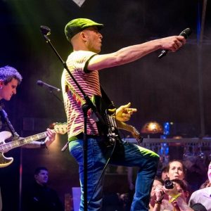 Acabamos de llegar, tributo a Fito y Fitipaldis Av. Meritxell, 89 - Andorra la Vella La banda tributo a Fito y Fitipaldis, Acabamos de llegar, cuenta con más de 11 años de recorrido sobre los escenarios