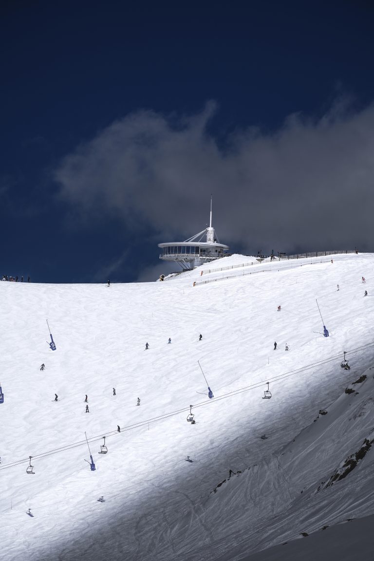 Especialistas en Alquiler Turístico en Andorra Nuestra agencia se dedica 100% al alquiler de temporada y a la gestión de apartamentos turísticos en Andorra. Gracias a nuestro profundo conocimiento del mercado local, maximizamos el potencial de alquiler de cada propiedad combinando rentabilidad, seguridad y tranquilidad para nuestros propietarios. Gestión integral. No tiene que gestionar nada: Promoción multicanal (Airbnb, Booking, Expedia, etc.) • Optimización de tarifas mediante herramientas de gestión de ingresos • Recepción de huéspedes, limpieza profesional, mantenimiento • Gestión administrativa, legal y contable. Cada apartamento es gestionado rigurosamente por un equipo local disponible y receptivo. Rentabilidad optimizada Implementamos una estrategia de precios dinámica y una alta tasa de ocupación durante todo el año gracias a nuestra experiencia en turismo. Nuestros propietarios se benefician de un sueño estable, transparente y maximizado. Confianza y Transparencia Ofrecemos acceso seguro a los propietarios para que supervisen el rendimiento de su propiedad en tiempo real: reservas, ingresos, tasa de ocupación, opiniones de los huéspedes. Sin sorpresas: estará informado y con apoyo durante todo el año. Mejora tu propiedad Tu apartamento se presenta de la mejor manera gracias a: Un reportaje fotográfico profesional • Descripciones atractivas en varios idiomas • Una presencia consolidada en plataformas internacionales Confía en nosotros tu propiedad; haremos que sea una experiencia de 5 estrellas para tus inquilinos y una fuente de ingresos fiable para ti. Contáctanos para una valoración gratuita y descubre todo el potencial de tu propiedad en Andorra.