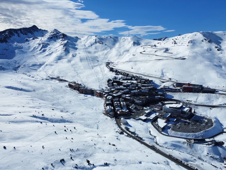 Especialistas en Alquiler Turístico en Andorra Nuestra agencia se dedica 100% al alquiler de temporada y a la gestión de apartamentos turísticos en Andorra. Gracias a nuestro profundo conocimiento del mercado local, maximizamos el potencial de alquiler de cada propiedad combinando rentabilidad, seguridad y tranquilidad para nuestros propietarios. Gestión integral. No tiene que gestionar nada: Promoción multicanal (Airbnb, Booking, Expedia, etc.) • Optimización de tarifas mediante herramientas de gestión de ingresos • Recepción de huéspedes, limpieza profesional, mantenimiento • Gestión administrativa, legal y contable. Cada apartamento es gestionado rigurosamente por un equipo local disponible y receptivo. Rentabilidad optimizada Implementamos una estrategia de precios dinámica y una alta tasa de ocupación durante todo el año gracias a nuestra experiencia en turismo. Nuestros propietarios se benefician de un sueño estable, transparente y maximizado. Confianza y Transparencia Ofrecemos acceso seguro a los propietarios para que supervisen el rendimiento de su propiedad en tiempo real: reservas, ingresos, tasa de ocupación, opiniones de los huéspedes. Sin sorpresas: estará informado y con apoyo durante todo el año. Mejora tu propiedad Tu apartamento se presenta de la mejor manera gracias a: Un reportaje fotográfico profesional • Descripciones atractivas en varios idiomas • Una presencia consolidada en plataformas internacionales Confía en nosotros tu propiedad; haremos que sea una experiencia de 5 estrellas para tus inquilinos y una fuente de ingresos fiable para ti. Contáctanos para una valoración gratuita y descubre todo el potencial de tu propiedad en Andorra.