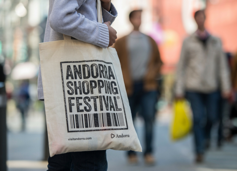 ANDORRA SHOPPING FESTIVAL 2019 Del 8 al 17 de noviembre de 2019, el Andorra Shopping Festival celebra una nueva edición que no te puedes perder. Rodéate de las mejores propuestas en moda mientras disfrutas de todo tipo de actividades y planes para toda la familia. Recuerda apuntar este evento en tu agenda. ¡Que no se te olvide!