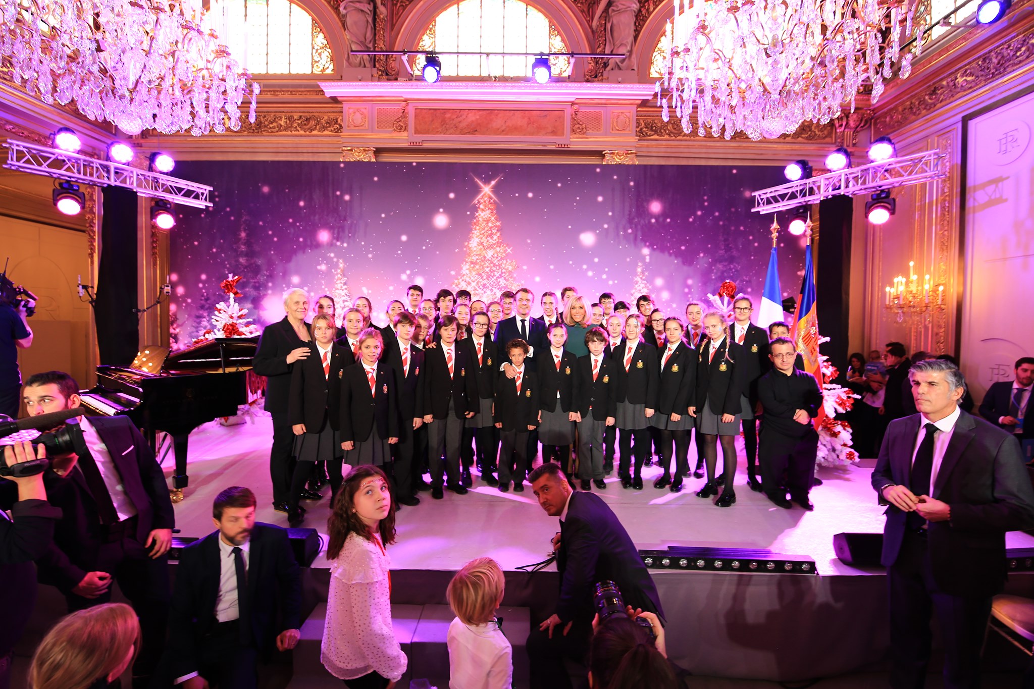 Avui a París hem pogut gaudir del talent dels nois i noies que formen part del cor dels Petits cantors d'Andorra invitació fête de Noël amb Emmanuel Macron