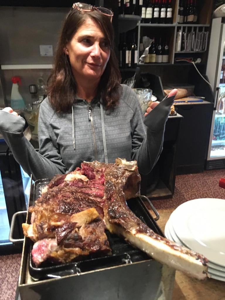 Manger TOMAHAWK VIANDE EXCEPTIONNELLE 1,700 kg ! Pas de la Case Andorre le meilleur endroit Restaurant El Carlit de Neu au Pas de la Case pour manger de la super viande