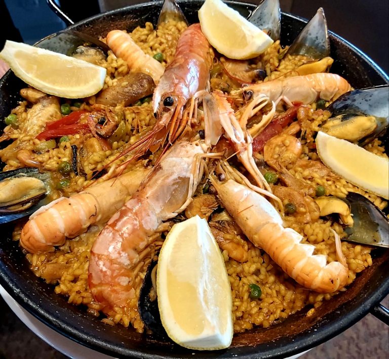 Chez Restaurant El Carlit au Pas de la Casa on trouve la typique paella de poisson espagnole. La paella cuisinée avec des produits de la mer (poissons et fruits de mer divers) est un classique de la cuisine méditerranéenne