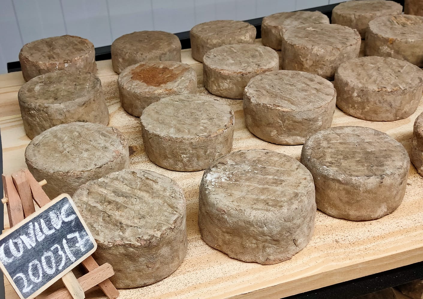 La formatgeria artesanal Casa Raubert s’ha hagut de reinventar amb el coronavirus. Després de dos anys de vida acaba d’entrar al mercat online.