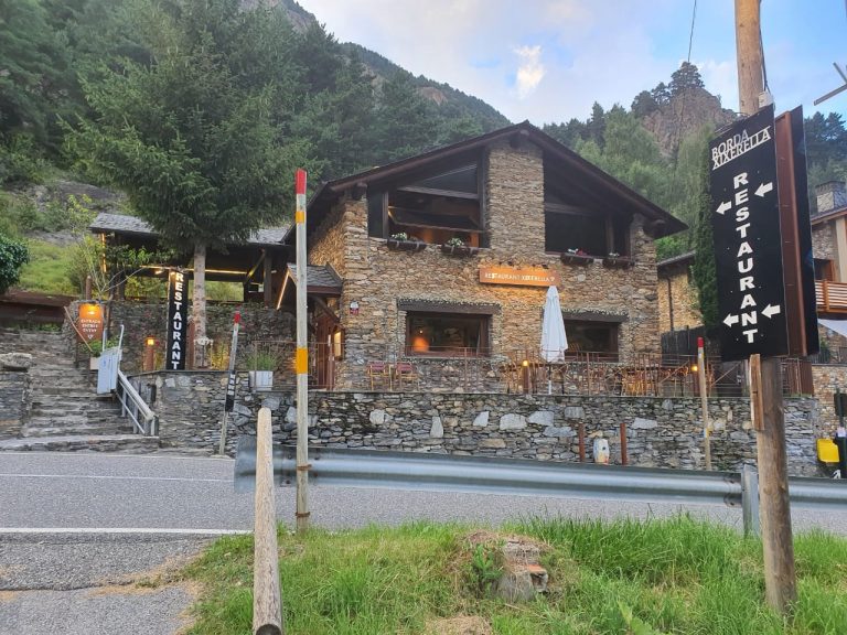 Restaurant Borda Xixerella. Borda rústica i típica Andorrana habilitada com a restaurant i situada entre l’encreuament de Xixerella i el poble de Pal a Erts (La Massana).