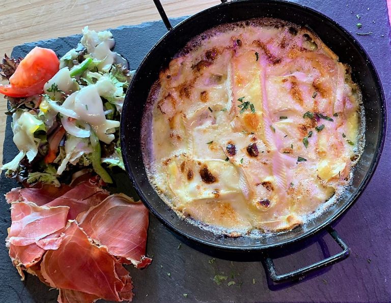 Restaurant Pas de la Casa El Carlit on a un petit coup de cœur pour la tartiflette. On opte pour la recette traditionnelle du massif des Aravis : la tartiflette au reblochon de Savoie