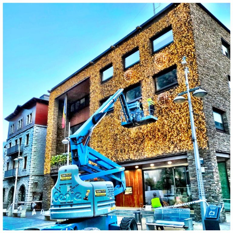 Avui hem de felicitar el Comú d’Andorra la Vella per al seu treball enfocat a què a Andorra tinguem un Bon Nadal. En aquests moments no ho sabem, si podrem o no celebrar Nadal, però l’equip que dirigeix el Comú està fent la seva feina i posant Andorra “guapa” i preparada per les properes festes de Nadal. (Si no ho podem celebrar doncs mala sort)