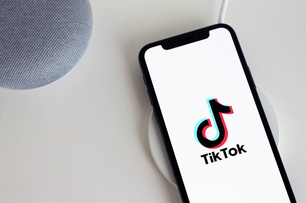 TikTok anuncia aviat un gran canvi en el món dels vídeos socials i l’estratègia de xarxes socials. La plataforma està provant una nova opció que permetria als usuaris descarregar vídeos de fins a 3 minuts en comparació amb els 60 segons actuals