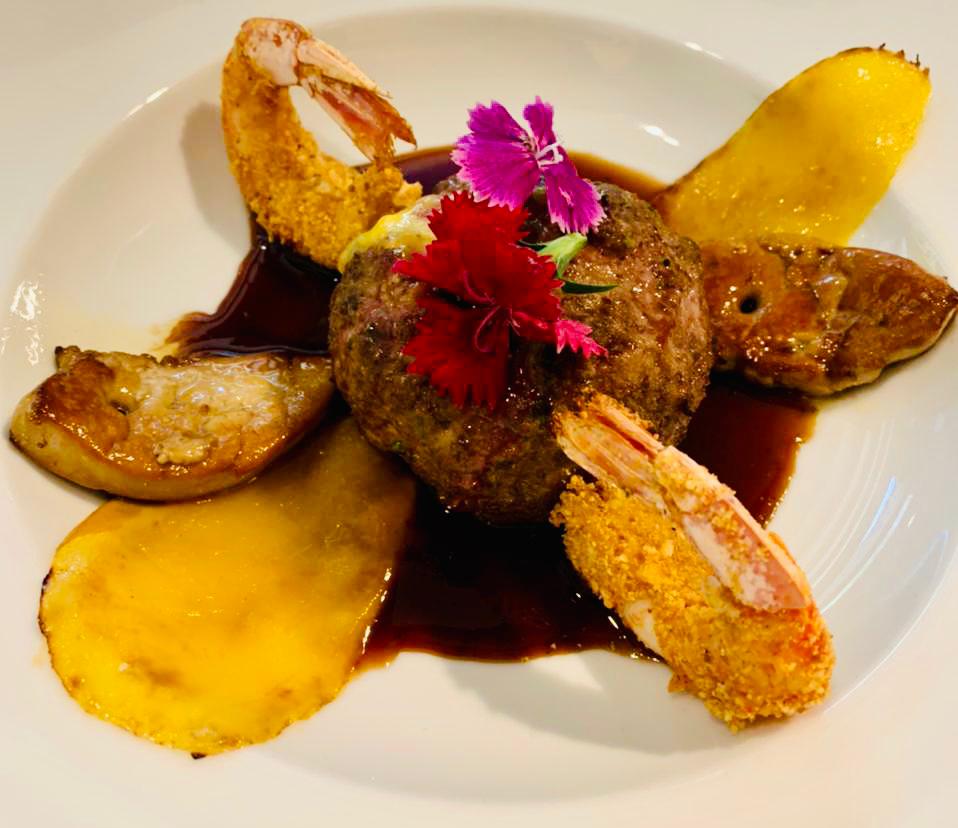 Albóndiga gigante de "Magret de pato" con corazón de mango "foie poêle" y gamba roja rebozada con cacahuetes