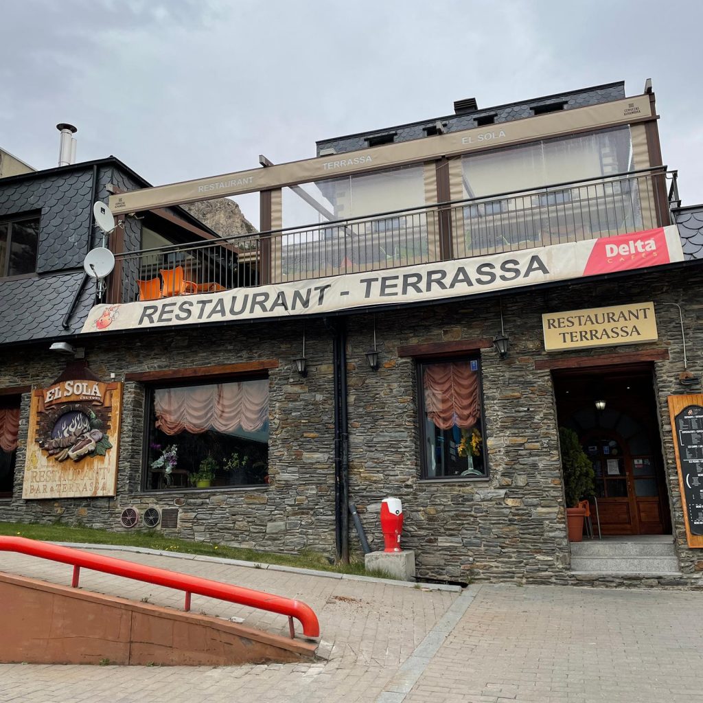 El restaurant El Solà de Canillo- Can Tony al costat del Palau de Gel - Especialistes en carns a la brasa i possiblement una de les millors barbacoes del Principat d'Andorra