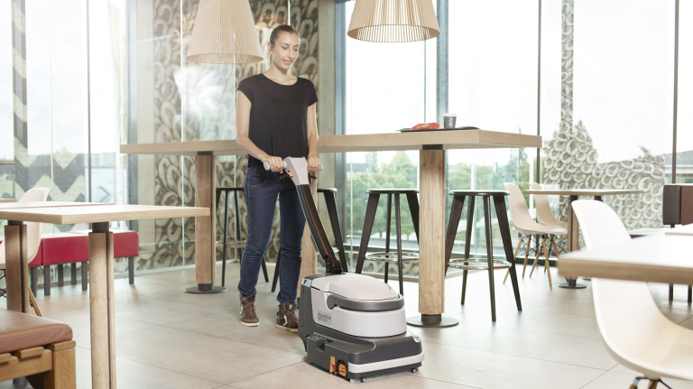 Els reptes de continuar innovant per mantenir netes les instal·lacions d’empreses com la vostra sempre han estat una prioritat per Nilfisk i és per aquest motiu que Nilfisk ofereix la més amplia gamma de màquines de fregar de petit i mig formades pensades per la petita i mitjana empresa. Vulguem o no, els mètodes canvien i no es pot obviar el que ja és una realitat. Els clients i usuaris cada cop són més exigents i més ara que hem de prendre més mesures a causa de les amenaces d’infeccions per virus i bacteris que han fet canviar totalment la nostra manera d’entendre la neteja i la desinfecció. Com podem doncs continuar mantenint un mètode de neteja que posa en perill la nostra salut, que no compleix els mínims estàndards de qualitat en matèria de prevenció de riscos laborals, higiene, salubritat i seguretat?