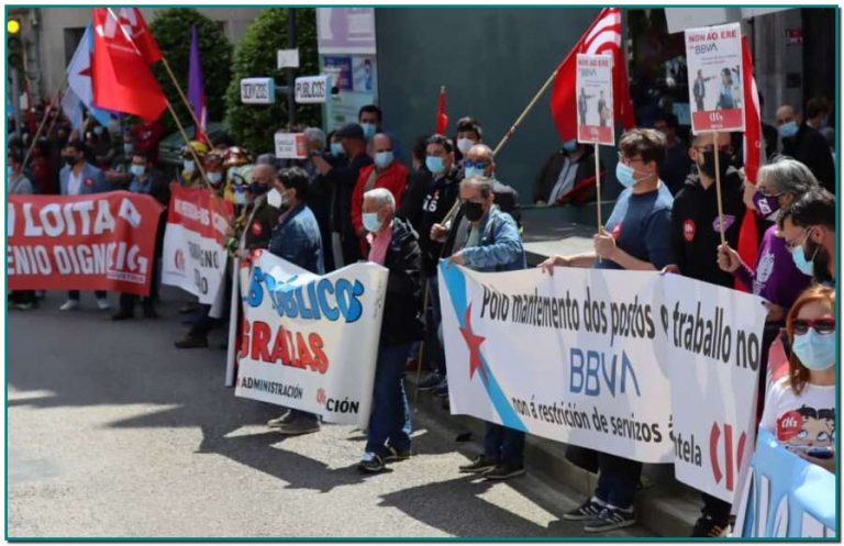 Los Bancos destruyen empleo, ahogan a las personas y destruyen la economía. Santander, BBVA, Caixabank y Sabadell destruirán 15.000 empleos este año Tras una la banca acaba en movilizaciones por el riesgo de exclusión financiera en poblaciones del rural. La banca lleva más de una década a régimen. La reestructuración que comenzó en la crisis financiera y que continuó con el proceso de digitalización se llevará por delante este año 15.000 empleos solamente en los grandes bancos. SANTANDER. Ha dado salida este año a 3.600 empleados y ha cerrado un millar de oficinas. El banco de Ana Botín encadena años redimensionando su red, en parte debido a la absorción del Popular. Leer más: El hachazo del Sabadell eliminará el 40% de sus oficinas en Galicia CAIXABANK. La nueva CaixaBank, una vez incorporada Bankia, quiere dejar marchar a algo más de 6.400 empleados, a los que ofrece unas condiciones lo suficientemente buenas como para haber recibido más de 8.200 peticiones, que se resolverán antes del 20 de septiembre. SABADELL. El Banco Sabadell ha sido el último en anunciar esta misma semana un ajuste de en torno a 1.900 empleados y unas 320 oficinas que hará antes de que acabe el año, gran parte de los cuales (unos 1.800) ya se esperaban. BBVA. tiene previsto dar salida a 2.935 personas y cerrar 480 oficinas en 2021, ambas cosas solo en España. A estos 15.000 empleos, aún habría que sumar las salidas derivadas de la fusión de Unicaja y Liberbank, que según los sindicatos podrían rondar el millar. Movilizaciones y exclusión financiera El proceso de concentración del mapa de entidades bancarias y el recorte de la red de oficinas ha provocado un deterioro de los servicios presenciales a la ciudadanía, en favor del canal digital. Esta transformación está generando problemas obvios en la población más mayor, agravados en las zonas rurales por la pérdida de las sucursales que permanecían abiertas, una situación de exclusión financiera disimulada por las entidades a base de cajeros y oficinas móviles. En las últimas semanas se han producido en Galicia numerosas protestas por el cierre de oficinas de Abanca en algunas localidades. El banco de Juan Carlos Escotet es el de mayor capilaridad en la comunidad y clave para evitar que muchos municipios del rural se queden sin servicio presencial.