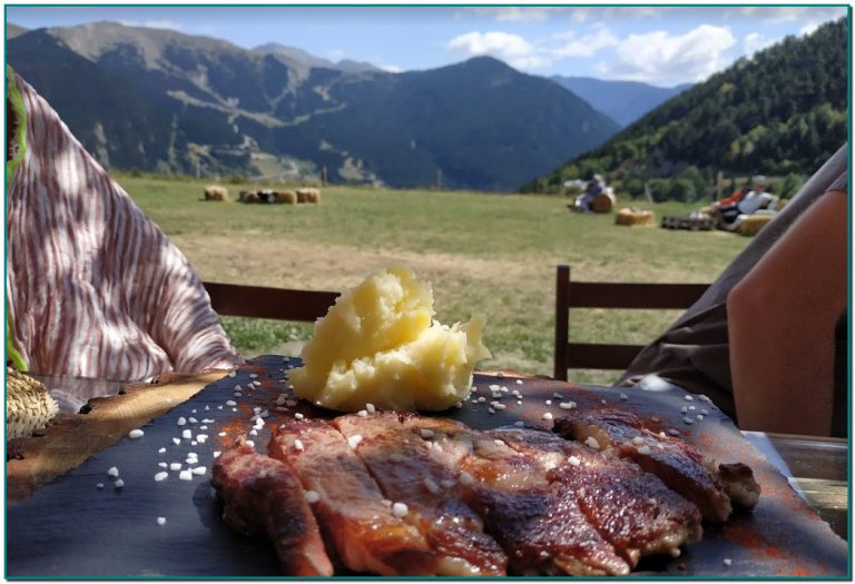 Quan diuen “Borda del Pi”, immediatament penso en vistes espectaculars i còctels refrescants, però hi ha qui recorda la vostra oferta gastronòmica. Quins són els trets més destacats de la cuina de la Borda del Pi? Com la definiries? La cuina de la Borda del Pi, aquesta temporada d’estiu, la podríem definir com una cuina de mercat amb productes de temporada. Hem volgut proposar composicions fresques per a l’estiu, varietat de formatges francesos, embotits ibèrics, carns de qualitat i peix fresc que arribava setmanalment. El nostre objectiu, enguany, era oferir un bon producte, de bona qualitat i preferiblement de proximitat. Quins plats podem trobar a la vostra carta? A la nostra carta d’estiu, hi podem trobar des d’un bon bacallà fumat, servit amb flors comestibles que li donen aquell toc amarg i àcid, i que li combina tan bé; així com un pit d’ànec de granja a la brasa. També hi ha suggeriments que hem anat proposant tot l’estiu, com ara arròs de muntanya, canelons de rostit amb una beixamel amb ceps i tòfona d’estiu ratllada, escamarlans a la llauna fets al forn de brasa, entre d’altres.