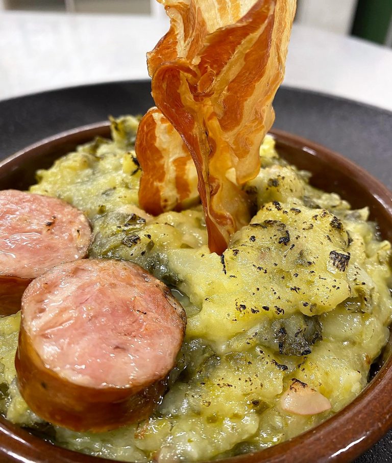 Amb tot just tres ingredients s’elabora un dels millors plats d’hivern que hi ha al receptari popular … ‘El TRINXAT !!