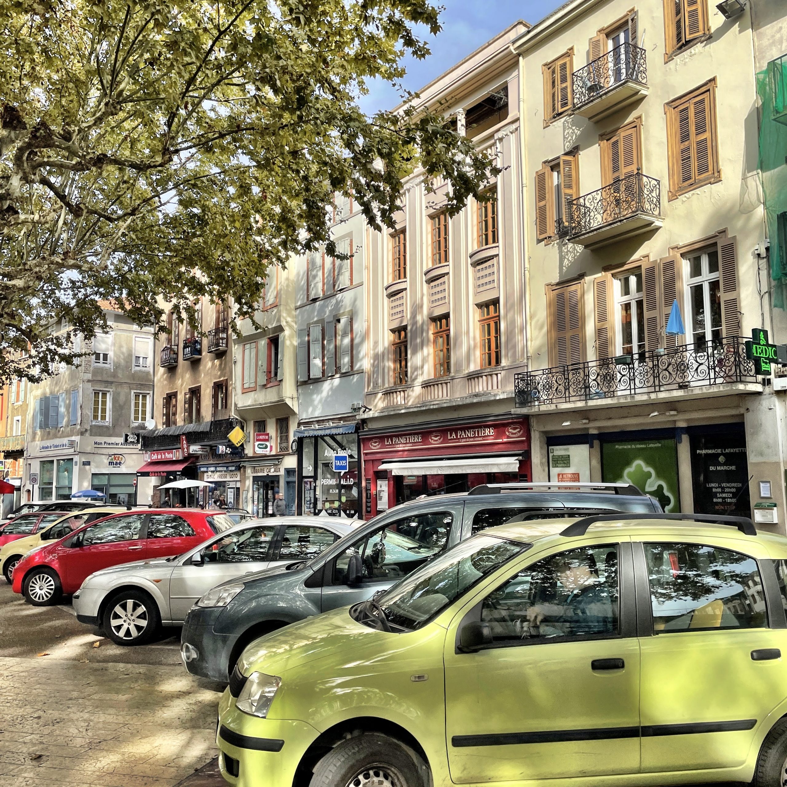 Ville la plus peuplée du département de l'Ariège, Pamiers se situe au cœur de la plaine de Basse-Ariège, à une vingtaine de kilomètres de la ville médiévale de Foix
