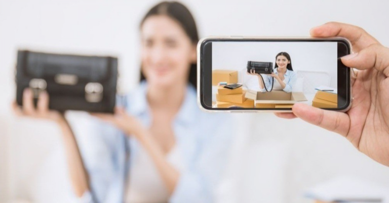 El Live commerce se basa, fundamentalmente, en que un influencer, un entrenador, una celebridad o cualquier persona que elija la organización se encarga de presentar un producto a través de un streaming en directo. La audiencia tiene oportunidad de seguir dicha presentación, plantear preguntas o hacer sugerencias. Es como una teletienda interactiva en directo. Los defensores sostienen que las tasas de conversión se disparan de forma notable con este método. En China lo descubrieron hace tiempo. De esta país es originaria la plataforma Taobao Live la cual, según algunas fuentes, reúne alrededor del 80 % del live commerce en el país asiático. Otras, con menor peso, son Baidu y JD.com. Según datos de McKinsey Digital, se estima que en China, el Live commerce superará los 423 billones de dólares en el 2022. Asimismo, los resultados de otra encuesta realizada en 2020 señalaban que dos tercios de los consumidores chinos habían comprado algún producto vía streaming en directo durante ese año