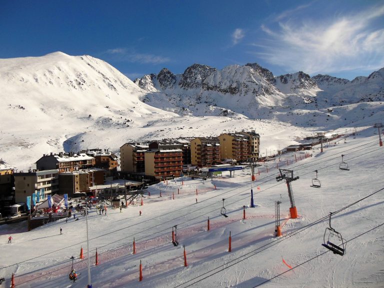 Bienvenue à Grifo Vacances, location d'appartements au Pas de la Casa La neige arrive, les réservations aussi, la saison sera belle alors à très bientôt en Andorre. grifovacances@andorra.ad  Grifo Vacances propose des locations d’appartements au pied des pistes de Grandvalira en Andorre, pour des vacances inoubliables. Imaginez-vous en train de regarder la neige tomber sur les montagnes del Tarter ou Pas de la Case (Andorre), depuis la fenêtre de votre appartement avec une vue imprenable sur les pistes. Imaginez-vous votre réveil le lendemain, en train de vous préparer un bon petit-déjeuner dans la cuisine et puis le déguster dans le salon.  Imaginez-vous en train de chausser les skis et glisser jusqu’au bout des pistes de Grandvalira | Grau Roig | Soldeu El Tarter