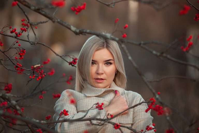 El secreto del éxito del marketing de contenidos: Las estrategias que triunfan Analizamos cuáles son las habilidades, las herramientas y los métodos que están en el top del marketing de contenidos. Durante el último año, el mundo se ha enfrentado a retos sin precedentes. Empresas de todo el mundo han tenido que adaptarse a los cambios en los estilos de vida y las prioridades. La creación de contenido y el sector del marketing digital también se han visto afectados. Para conocer cuál ha sido el impacto en este ámbito y en el de las agencias digitales, Verblio ha realizado una encuesta que busca ofrecer una visión completa del panorama. Mediante esta, ha podido conocer cuáles son las habilidades y las herramientas de generación de contenido más populares. Por ejemplo, se ha podido saber que, a pesar de la pandemia, la inmensa mayoría de los encuestados afirma que su agencia ha visto aumentar su negocio en los últimos 12 meses. El 71 % está de acuerdo en que la demanda de contenidos ha crecido. Además, han ganado una media de más de nueve nuevos clientes y han perdido menos de cuatro. El 75 % espera que los ingresos generados por los contenidos aumenten durante el próximo año, y solo un 3% cree que disminuirán. Las herramientas que triunfan en el marketing de contenidos entre las agencias El contenido más barato son las publicaciones en redes sociales, con un precio medio de casi 130 dólares. Por el oro lado, Verblio descubrió que las agencias cobran más de 2.000 dólares por una campaña interactiva y más de una cuarta parte cobra más de 5.000 dólares. A pesar de que las interactivas tienen el precio más alto, los blogs ocupan el primer puesto en cuanto a generación de beneficios. El 62% selecciona este tipo de contenido como una de sus ofertas más rentables. Las ‘landing page’ ocupan el segundo lugar, con un 42% de los entrevistados que declara que son una de las principales fuentes de beneficios para su empresa. La promoción a través de las redes sociales del cliente es el método más popular, con un 79 %, pero el 18 sigue prefiriendo la compra de enlaces. En cuanto en qué contenidos piensan invertir más, los blogs se llevan la corona. Más del 61% de los creadores de marketing de contenidos está pensando en ampliar y desarrollar su oferta de blogs. Tampoco se quedan atrás las páginas de destino (47%) y el vídeo (43%). Estas son las 10 principales herramientas que consideran que les ayuda en el éxito del marketing digital: Asana Monday.com Hotjar SEMRush Crazyegg Trello 99designs Ahrefs Lucky Orange Accelo Las ‘skills’ más solicitadas La encuesta reveló que las habilidades de marketing más deseadas son el SEO y el SEM, con un 71%. En segundo lugar, encontramos el pensamiento creativo y la capacidad de ofrecer ideas, con un 65%. A continuación, enumeramos las ‘skills’ junto a su porcentaje: SEO y SEM (71%) Pensamiento creativo e ideas (65%) Copywriting (58%) Análisis de datos (42%) Redes sociales (27%) Publicidad de pago en redes sociales (27%) Ventas (26%) Desarrollo (24%) Diseño (23%) Email marketing (22%) CRM (10%) Mobile marketing (8%) Digital PR (8%)