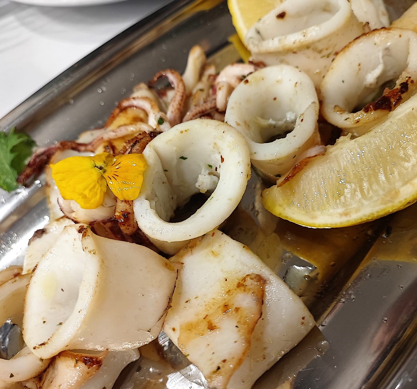 Calamars de platja a la planxa i escopinyes de Peixateries Gourmet Andorra cuinats a l’Arrosseria Andorra