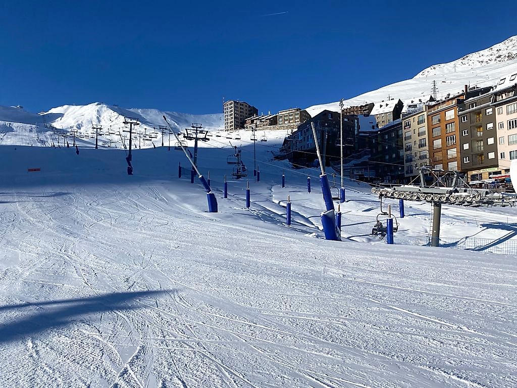 Tarifs dynamiques, motoneiges électriques: les nouveautés de l'hiver dans les stations de ski d'Andorre La saison touristique hivernale démarre samedi 27 novembre 2021 en Andorre