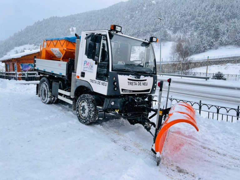 NETEJA DE NEU Andorra servei de retirada de neu de camins particulars, accessos a xalets, pàrquings, rampes d’accés d'entrada o sortida de comunitats de veïns, de carreteres d'Andorra, accessos Espanya i accessos França, aparcaments, vials i camins interiors