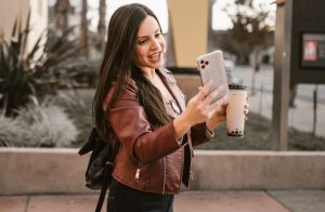 WhatsApp permitirá buscar negocios cercanos Esta función de búsqueda recibe como nombre 'Businesses Nearby' y ya se ha filtrado cómo sería la interfaz. En el campo de búsqueda, además de encontrar archivos, fotos o enlaces, también se añadirá una sección de negocios cercanos, basándose en nuestra ubicación.
