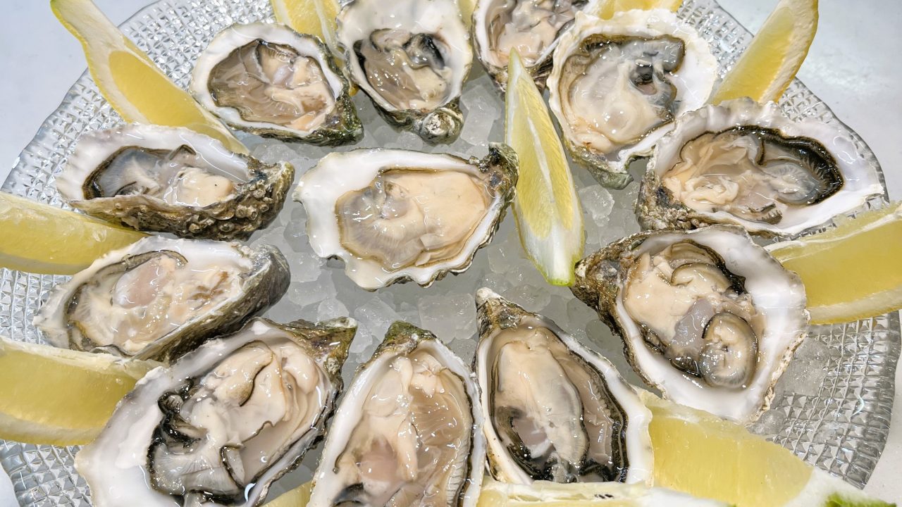 L'ostra és un mol·lusc bivalve de la varietat Fine Claire considerat com un dels mariscs comestibles més apreciats, sent la seva forma més habitual de consum fresca i en cru.