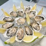 L'ostra és un mol·lusc bivalve de la varietat Fine Claire considerat com un dels mariscs comestibles més apreciats, sent la seva forma més habitual de consum fresca i en cru.