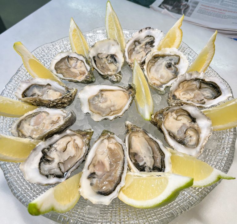 L'ostra és un mol·lusc bivalve de la varietat Fine Claire considerat com un dels mariscs comestibles més apreciats, sent la seva forma més habitual de consum fresca i en cru.