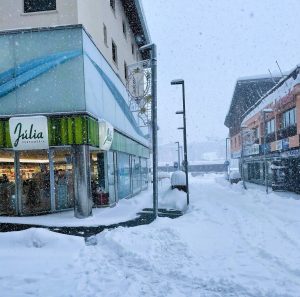 La neige prend ses quartiers dans les Pyrénées, à un mois de l'arrivée de l'hiver. Neige au Pas de la Case. Location vacances pas de la case chez Grifo Vacances le 1ᵉʳ des appartements pied de pistes en Andorre chez GrandValira et Grau Roig.