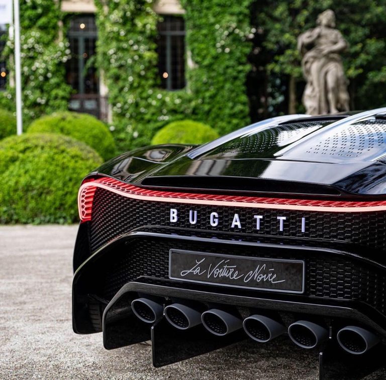 ¿Por qué son tan importantes las reseñas de Google? Según un artículo de Reviewtrackers, un estudio de tendencias en reseñas online reveló que Google es el número uno en cuanto a reseñas, superando a Yelp, Tripadvisor y Facebook.  Google es el motor de búsqueda número uno en el mundo y, según SEMrush, el 46% de las búsquedas en Google se hacen para buscar un negocio en la zona. La búsqueda es lo que precisamente hace que esta plataforma sea diferente a los otros canales o redes sociales. Hay que tener en cuenta que aquellas personas que buscan de forma activa un restaurante o un hotel son consumidores que están listos para pasar a ser clientes. Además, la pandemia ha hecho que la forma en que los consumidores descubren y eligen los negocios haya cambiado. Ahora la gente confía mucho más en las experiencias que han tenido otros usuarios a la hora de analizar y validar sus decisiones de compra, lo que hace que la gestión de las reseñas sea una prioridad para cualquier marca. Toma el control de lo que la gente ve  Con Google Business, la información de tu negocio aparece en la sección superior del buscador y los clientes pueden ver los datos más importantes de un vistazo. Esto incluye tu dirección, teléfono y horario de apertura, tu carta o menú, fotos de tu establecimiento, información destacada (si tienes terraza, accesibilidad, tipo de ambiente…) y, por supuesto, las reseñas. Esta información se puede seleccionar y editar, así que asegúrate de colgar fotos de buena calidad y compartir las mejores que hayan publicado tus clientes. Google integra Google Business con su motor de búsqueda y mapas  Tus clientes pueden ver al instante todos los negocios de la zona en un solo clic (ubicación exacta, horario, teléfono, web, precios…). Puedes controlar y actualizar directamente esta información en Google Business para que también se actualice en la Búsqueda de Google y en Maps. Demuestra que las reseñas de Google son auténticas  Para publicar una reseña de Google, los usuarios tienen que iniciar sesión con su cuenta de Gmail, lo que garantiza con mayor probabilidad que las opiniones sean reales y se puedan rastrear. Las reseñas también aparecen en la Búsqueda y en Maps, y cada vez que un usuario publique una, recibirás una notificación.   Responder a las reseñas lo antes posible mejorará tu reputación online: el 53% de los clientes espera una respuesta en un plazo de siete días. Incluso si la reseña es negativa, el 45% dice que es más probable que visite de nuevo un negocio que se haya tomado la molestia de responder.  Google también envía una notificación a los clientes para animarlos a compartir su experiencia en forma de reseña después de que visiten un negocio. Así que, aunque acabes de abrir las puertas de tu restaurante u hotel, es posible que recibas reseñas ya el primer día. Estadísticas inteligentes Como dice el propio Google, "las Estadísticas de Google Business muestran cómo los usuarios encuentran la ficha de tu negocio en la Búsqueda y en Mapas, y también lo que hacen después de encontrarla". El panel Estadísticas proporciona información como: Cuántas visitas ha tenido la ficha de tu negocio  Cómo y dónde los usuarios encuentran tu ficha   Qué hacen cuando la encuentran Cualquier otra interacción que los usuarios tengan con tu ficha de Google Business Esto es muy útil porque puedes utilizar esta información para mejorar tu posición en la red y entender cómo se comportan tus clientes en el terreno online. También puedes utilizarla para mejorar tus productos y servicio teniendo en cuenta el feedback recibido por parte de los clientes. Mejora tu posición en el buscador Conseguir que tu negocio se posicione en los primeros puestos en las páginas de resultados no es nada fácil. Pero si actualizas regularmente la ficha de tu negocio, respondes a las reseñas y publicas noticias sobre tu servicio, es más fácil que estés entre los primeros que vean los clientes cuando busquen un lugar para comer o alojarse en tu zona. https://mapal-os.com/es/recursos/blog/por-que-google-supera-tripadvisor