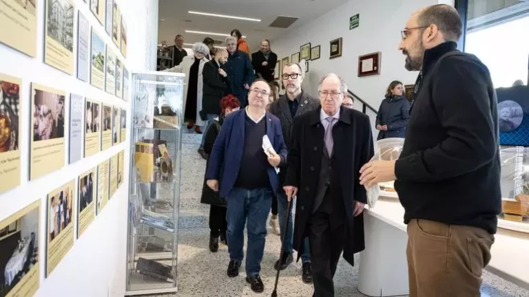 Inauguració de l'Espai Lladonosa. Vaig tenir l’honor de col·laborar amb el chef Josep Lladonosa Giró, en la seva escola de cuina, Robert de Nola on vaig oferir cursos de màrqueting per a Restaurants amb molt bons resultats. Ni Alguaire, ni Lleida ni Barcelona ni Pineda de Mar. La població que ha inaugurat un museu dedicat al cuiner Josep Lladonosa (84 anys, a punt de fer els 85) ha estat Sant Vicenç dels Horts. “Feia divuit anys proposant a les poblacions on he viscut de crear una cuina pública a la qual pogués llegar les meves eines de cuiner, les meves olles d’aram, les col·leccions de ganivets, els més de mil llibres de cuina que he conservat, i també altres documents, com els programes de televisió que vaig fer per a TVE, que gravava a Sant Cugat, abans que comencés TV3”. Finalment, per una carambola del destí, pel fet que en una conferència que el cuiner va fer a Sant Vicenç dels Horts hi va comentar que el seu desig era crear un museu amb una cuina, ho ha aconseguit. “A Alguaire fins i tot volia cedir a la vila la casa paterna perquè s’hi fes, i ni així me'n vaig sortir”. Tant se val, s’afanya de seguida Lladonosa per continuar amb la conversa.  El dia de la inauguració el va acompanyar la família, autoritats polítiques i el cuiner Javier Torres, de la Cuina Germans Torres. “Els vaig tenir tots dos com a alumnes tant a l’escola Arnadí com a la Robert de Nolla, de Barcelona, en una època en què hi havia molt poca cosa més per estudiar cuina. Eren entusiastes, els tenia asseguts a primera fila”, explica Lladonosa. Van establir de seguida una amistat i estima forta, i des de llavors han mantingut un vincle estret, perquè el cuiner no va fallar mai a cap alumne disciplinat, com a ell li agrada dir.  La cuina es fa malament, perquè els plats necessiten dues hores o més de cocció, i ara a les cuines s’entra a treballar a les onze del matí i a la una ja tenen els clients asseguts ” Seguint el fil de les escoles de cuina on va treballar, Lladonosa assenyala que l’essencial era ensenyar a l’alumnat les bases, els fons, els brous, després les salses, i més tard, els plats elaborats, els guisats. Però actualment “pocs restaurants ho fan”, es lamenta. Per què no hi ha fricandós ni mars i muntanyes ni altres plats de la cuina catalana? “Perquè la cuina es fa malament, perquè són plats que necessiten dues hores o més de cocció, i ara a les cuines s’entra a treballar a les onze del matí i a la una ja tenen els clients asseguts”. Dit amb altres paraules, perquè “les cartes de gran part dels restaurants consisteixen en plats momentanis, que vol dir saltats, fregits, brasa”. Així doncs, “ni el fricandó ni cap altre guisat els trobem als restaurants, perquè no es poden fer en dues hores”. Per fer el receptari de la cuina catalana es necessita temps i ganes, i “no n’hi ha”. El cuiner també hi veu altres factors que ho expliquen, com ara “la maleïda cuina d’autor, que ha espatllat la cuina catalana”. Juntament amb el concepte de cuina d’autor, també n’hi ha d’altres, com el de fusió, de mercat o d’avantguarda, i a la pràctica vol dir que fan una esqueixada de bacallà amb maduixots o cireres. “No, jo dic que això no és una esqueixada perquè n’han desvirtuat el concepte d’esqueixar, i el plat. Jo els proposo que li posin un altre nom, però esqueixada, no”. I el mateix amb altres plats. “Les escalivades no es fan al forn, perquè llavors fem verdures enfornades, per contra, escalivar vol dir coure un aliment al caliu d’un foc”. El respecte a la cuina és justament la tècnica, el procediment i també l’acceptació dels ingredients que conformen la recepta.  A França mai no passarà que hi hagi un restaurant que no tingui formatges francesos. Aleshores, per què nosaltres no defensem la qualitat dels productes que tenim? ” La cuina catalana, una de les més antigues d’Europa, amb documents del segle XIV, l’ha estudiat bé Josep Lladonosa. Un dia, després de la jornada laboral –va començar a treballar amb catorze anys al Majestic Hotel Inglaterra de Barcelona (actual Majestic Hotel)– va topar per casualitat amb uns receptaris antics. S’hi va interessar, i llavors va començar un plantejament nou, professional i vital: “Em vaig proposar recuperar, dignificar i divulgar la cuina catalana”. Aleshores tenia 19 anys i amb aquest propòsit va estudiar els plats de volums com El llibre de Sent Soví, que adaptava del català antic amb l’ajut del professor Rudolf Grewe, “el manuscrit del qual es pot consultar a la biblioteca de la Universitat de Barcelona”. Un cop tenia adaptades les receptes, el cuiner les portava a la pràctica, les cuinava. “I les vaig anar fent totes, excepte el rostit amb carn de gat salvatge, que aquesta no em va atreure mai”. Amb aquest fet, ja la dignificava, la cuina catalana. I encara li faltava divulgar-la: “Ho vaig fer a les meves classes com a professor de les escoles de cuina Arnadi i Robert de Nola, als programes de televisió, per als quals jo preparava els guions, a les conferències, a les jornades de cuina catalana que vaig organitzar, i també als restaurants”. El seu primer restaurant propi, El Quatre Barres, on treballava juntament amb la seva dona, Pepita Guillaumet, i que va marcar una època estel·lar per a la cuina catalana o, també, anys després, al 7 Portes, on es va jubilar com a cuiner quan tenia 63 anys.  Per acabar, quan el cuiner fa un resum de la seva trajectòria, sempre lligada a la cuina catalana, considera que actualment es troba tal com la va trobar quan tenia 19 anys, quan els dos únics plats que es feien eren el conill i la botifarra amb seques. Aleshores no es defensava la cuina catalana, perquè la nouvelle cuisine francesa era l’hegemònica, la que es copiava arreu del món, i que ell també va fer, fins i tot va aprendre francès per llegir-ne els receptaris. “L’èxit de la nouvelle cuisine va ser que es va alleugerir, que va adonar-se que les receptes greixoses no tenien sentit per a una societat que s’havia tornat sedentària, i el concepte va calar fondo”. Just amb aquesta mateixa idea, la cuina catalana que va divulgar Josep Lladonosa, el receptari català, també es podia depurar i alleugerir. El mateix fricandó, la vedella amb bolets, es podien cuinar de forma elegant, menys greixosa. Gràcies a la seva tasca, i a la d’altres cuines que compartien la filosofia de Lladonosa, la cuina catalana es va respectar. Ara bé, “hem retrocedit; ni els mateixos restaurants de Lleida tenen formatges fets a les comarques, que són boníssims”. I el cuiner sentencia: “A França mai no passarà, que hi hagi un restaurant que no tingui formatges francesos. Aleshores, per què nosaltres no defensem la qualitat dels productes que tenim?”. Josep Lladonosa, en cinc preguntes Li agrada menjar als restaurants? — No hi vaig, perquè no em sembla bé el que fan, però he de dir que mai no m’he queixat quan hi vaig. En canvi, quan trobo algun plat molt ben fet, felicito el cuiner. Actualment, menjo millor a casa que enlloc. Qui cuina a casa seva? — Els dos, la Pepita i jo. Quins són els plats que cuinen quan tenen alguna celebració? — El fricandó i l'ànec amb peres.