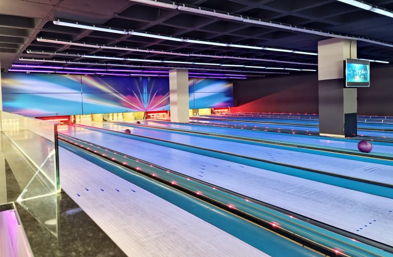 Bowling Lounge Andorra és el lloc ideal. L'establiment és sinònim de diversió i bon ambient. Disposa de vuit pistes de Bowling, també adaptades a nens de més de 7 anys i d'una zona de jocs amb futbolí, billar, màquina d'aire, dards, bòxers...