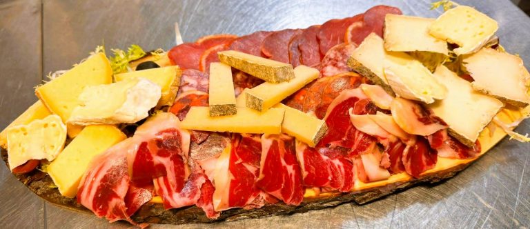 Restaurant Braseria la Cirera Andorra. Taula d’embotits ibèrics, embotits artesans d’andorra i formatge artesà d'Andorra. a#embotits #formatges #embotitsartesans